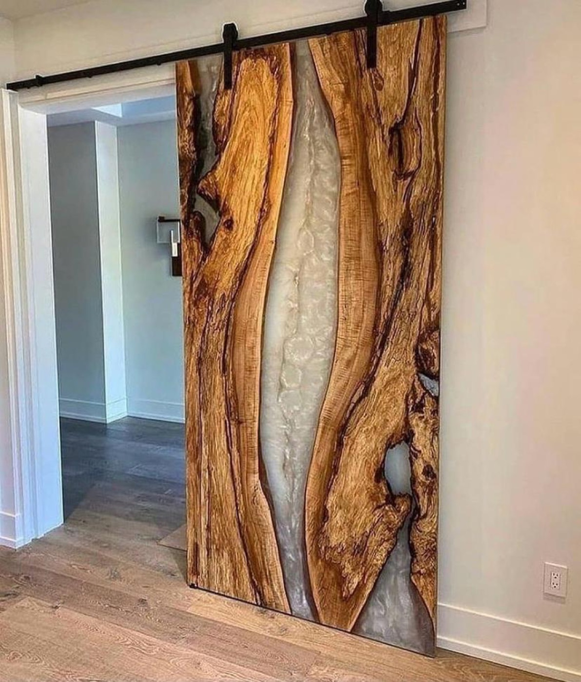 Puerta corredera de madera y resina