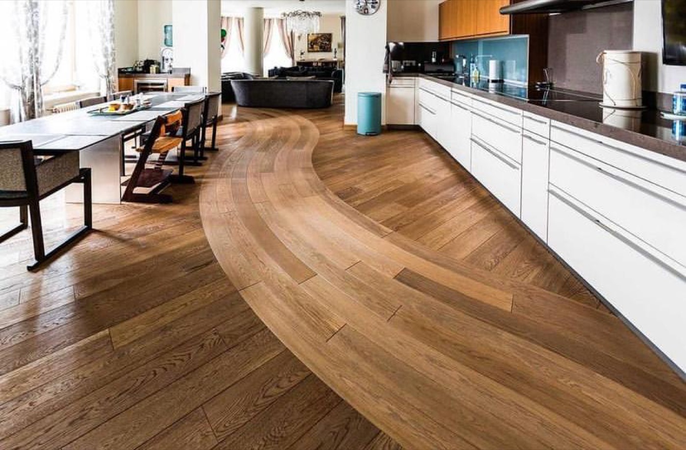 Tarima de madera curvada en cocina-comedor