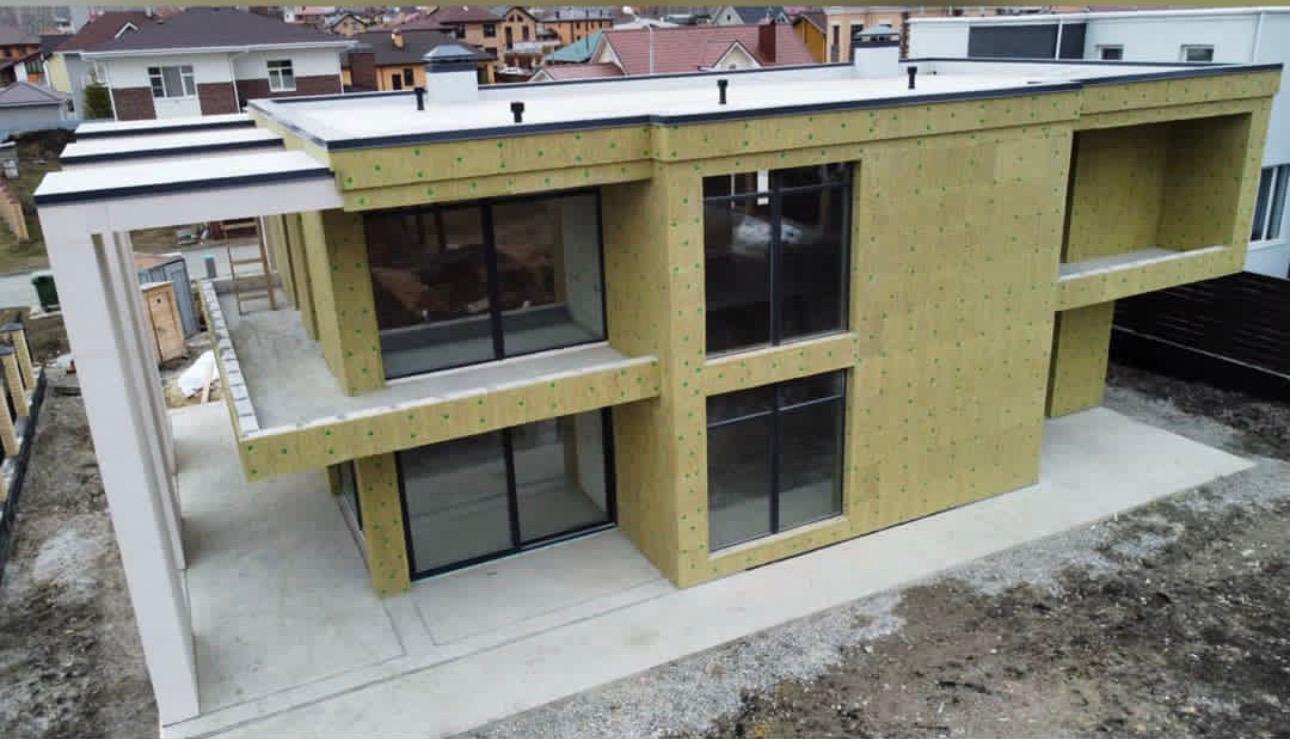 Vivienda unifamiliar en construcción — fachada y aislamiento